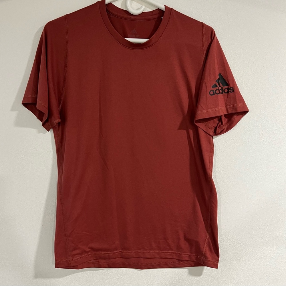 Adidas men Red workout T-Shirt size small loose fitted like new casual wear